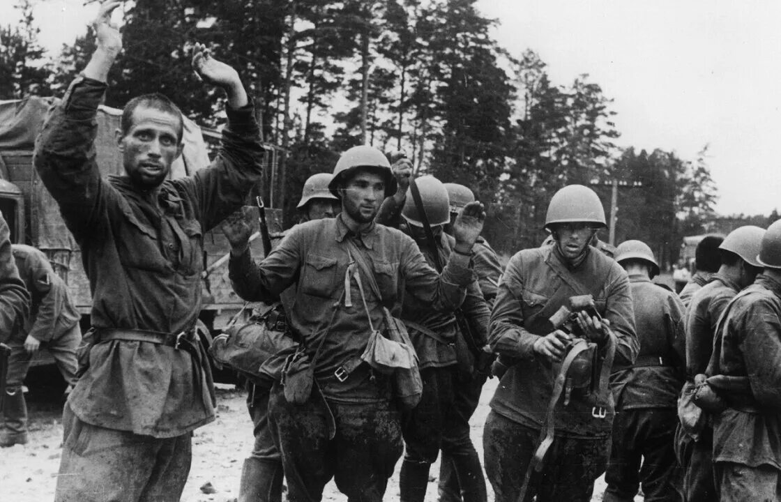 Пленные красноармейцы в финляндии. Пленные солдаты ркка 1941 г. Пленные солдаты ркка 1941 г. Пленные красноармейцы женщины 1941. Военнопленные красноармейцы 1941 расстрел.