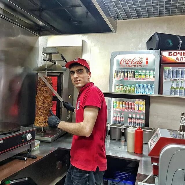 Степан федотов губкин. Ларек ашота. Продавец шавермы. Шаурма патруль тольятти. Шаурма у ашота.