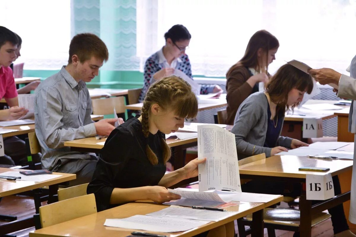 Экзамены 9 класс россия. Экзамены в школе. Ученик на экзамене. Экзамен в школе ЕГЭ. ОГЭ школьники.