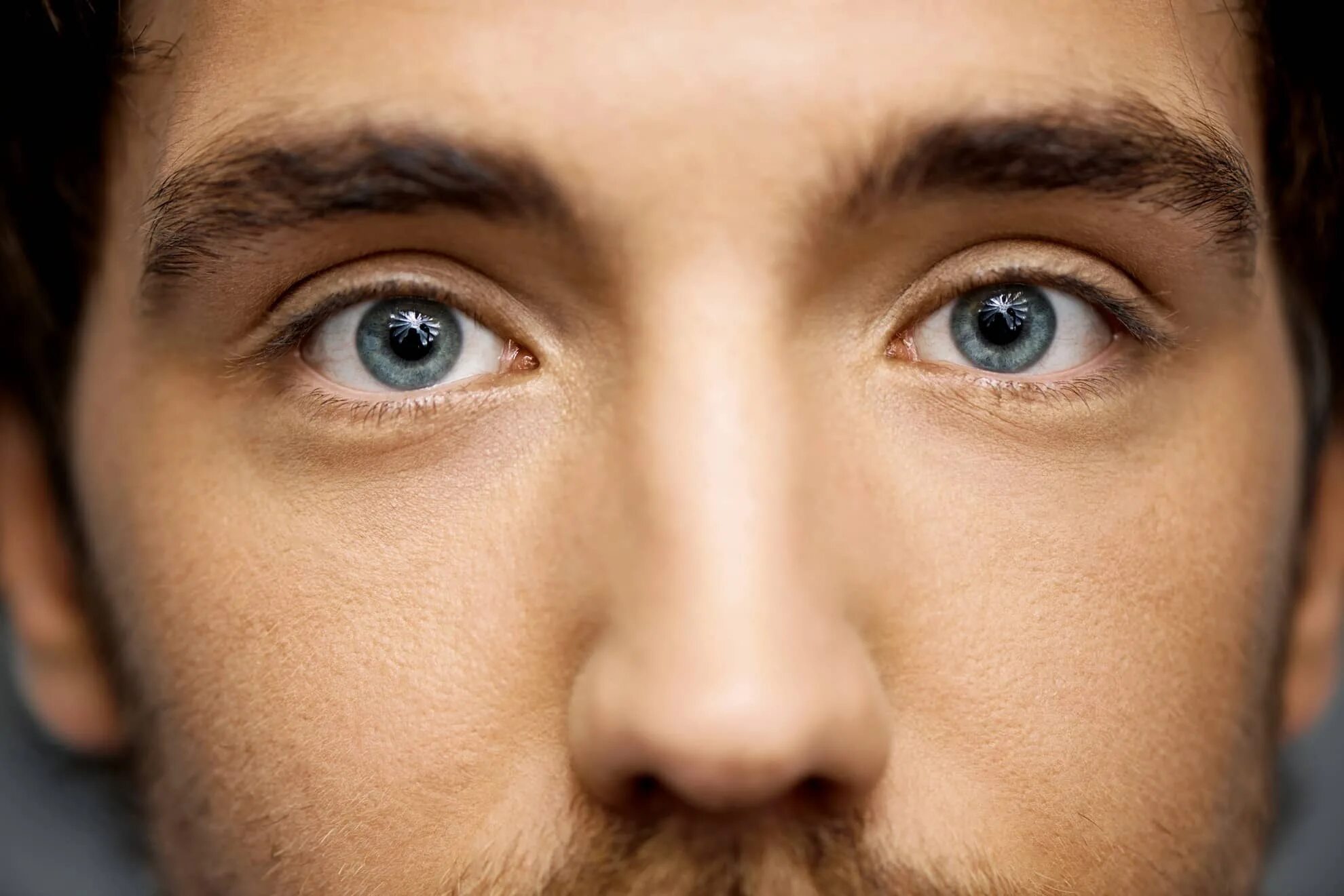 Голубоглазого мужа. Глаз человека. Глаза мужские. Серые глаза мужские. Голубые глаза мужские.