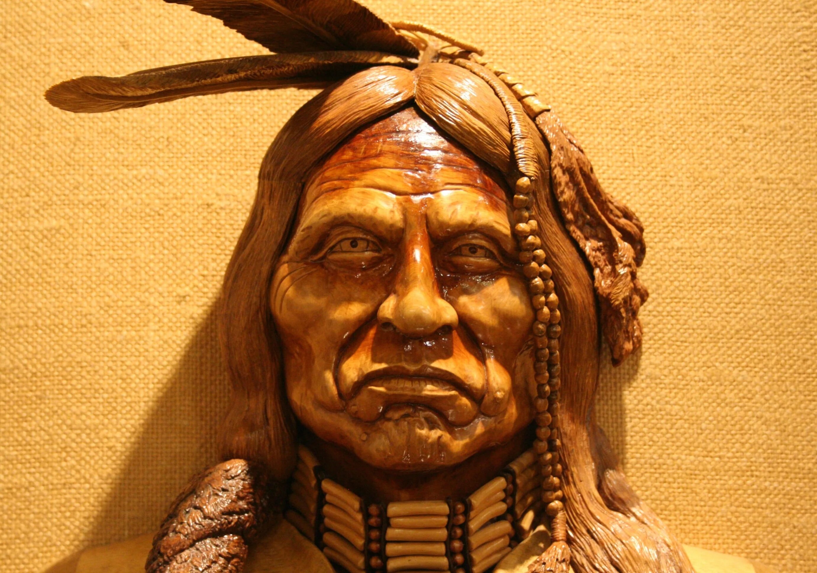 деревянные статуи индейцев. маски индейцев из дерева. дерево индейцев. скульптура индейцев северной америки. резьба по дереву индеец.