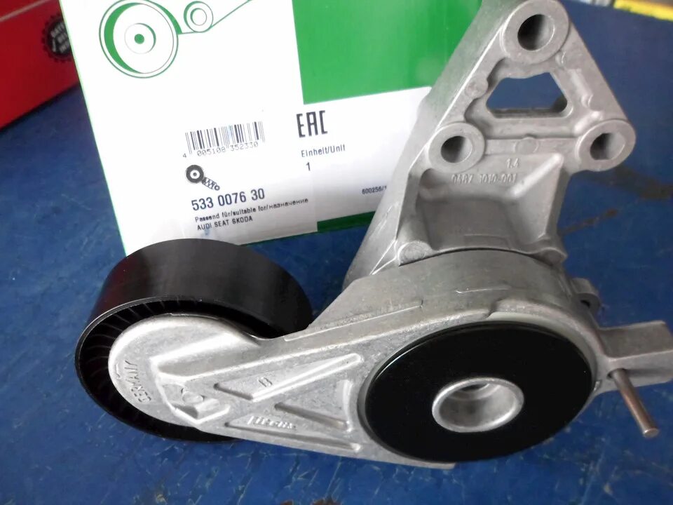 Ремень генератора а5. Натяжитель генератора skoda octavia. шкода а4 ролик натяжителя ремня.