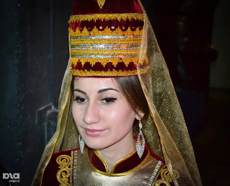 Черкешенка это какая национальность. Адыгский женский головной убор. черкесские девушки. адыгейские девушки. черкешенка.