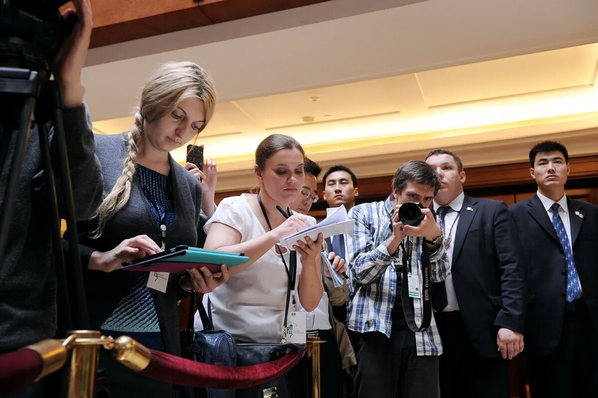 пресс конференция путина 2019. журналист встречи. ведущие ржд тв фото. журналист встречи. чаепитие для встречи с иностранными партнерами.