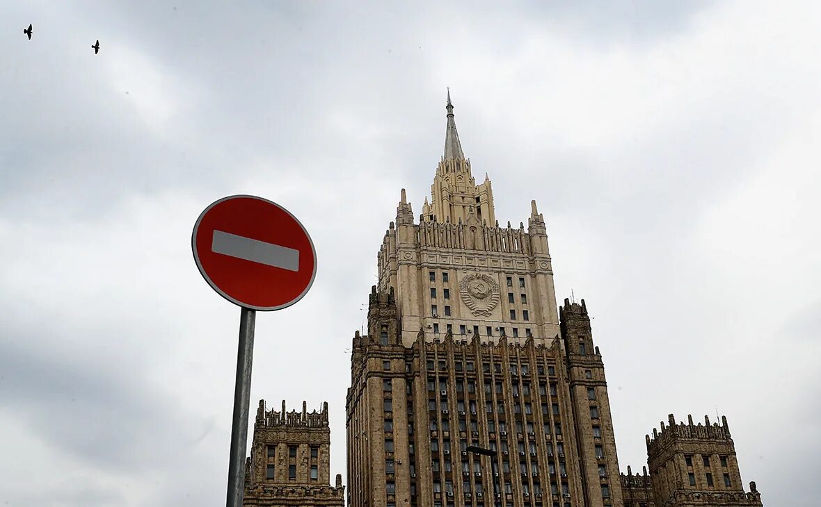 Генконсульство сша в москве. Посольство сша в москве. Здание посольства сша в москве. Мид сша москва. Здание мид в москве 2022.