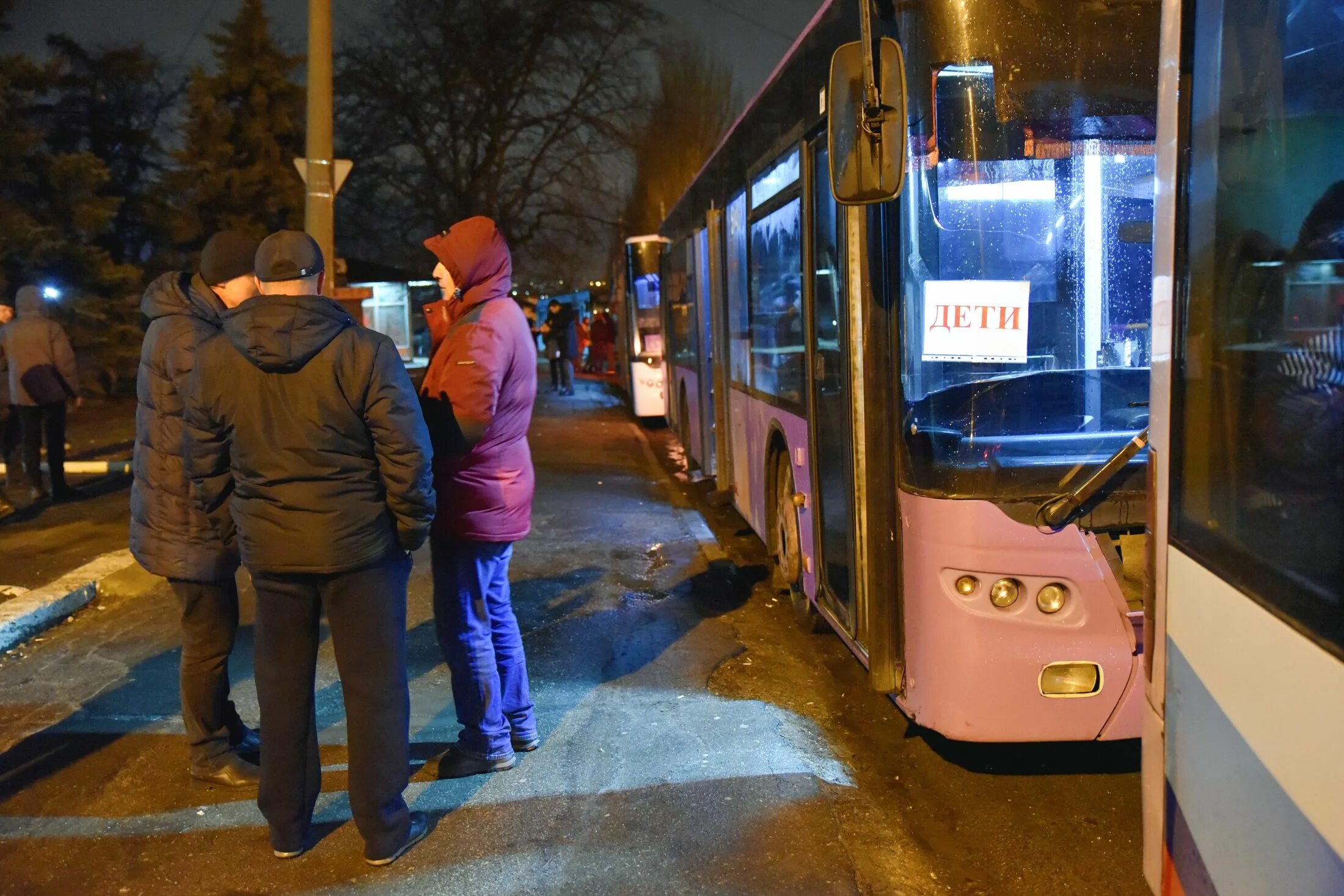 Эвакуация детей из донбасса. Эвакуация днр 19. Эвакуируют людей днр. Эвакуируют людей днр. Эвакуация из донецка.