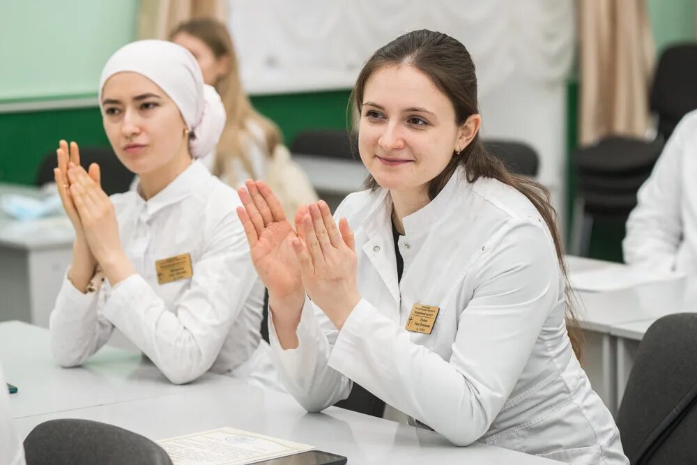 Колледж медицинский сколько лет. Студенты медицинского. Студенты медицинского колледжа. Колледж на врача. Медколледж девушки.