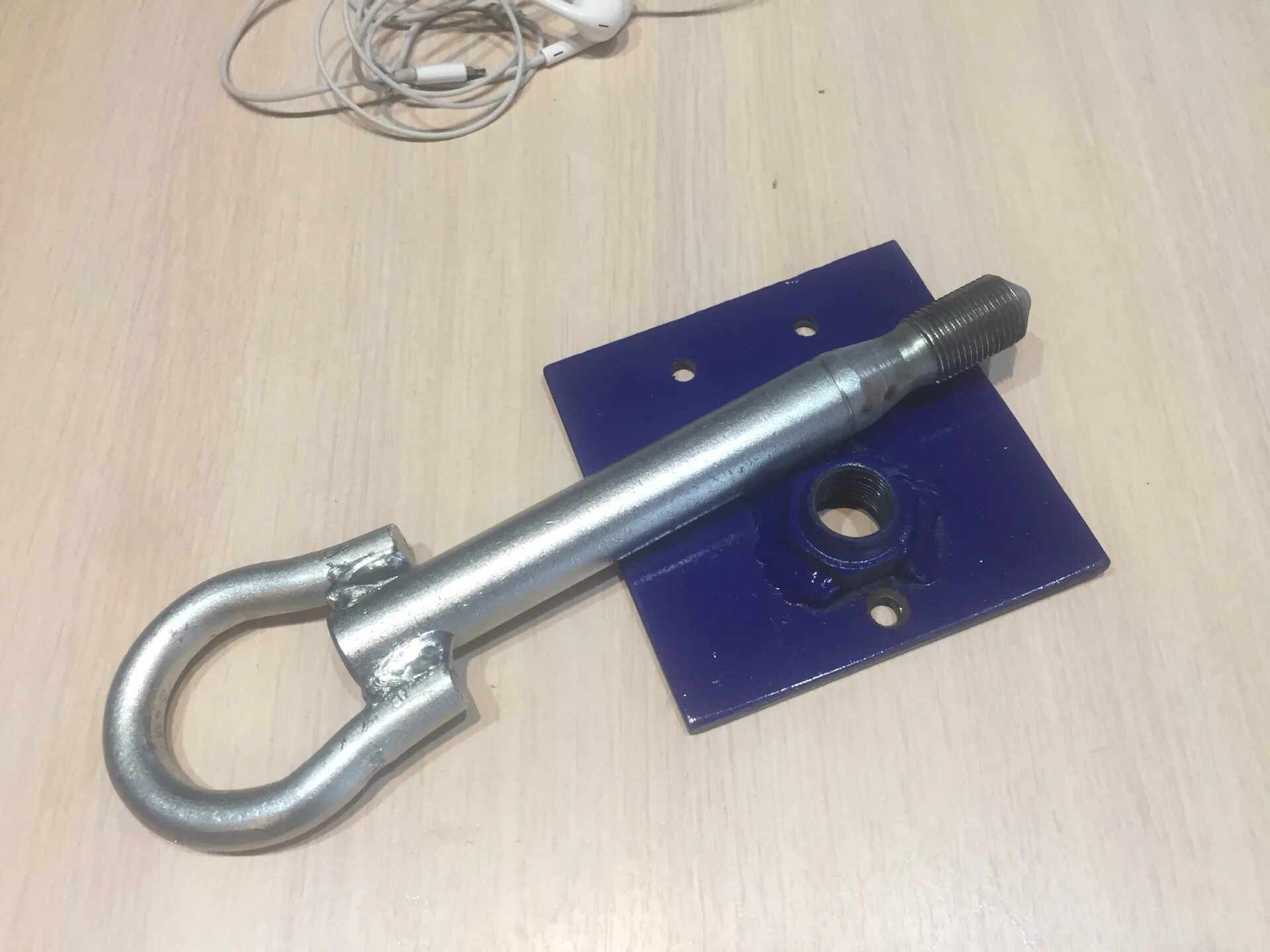 Буксировочный крюк рено меган 2. Кронштейн буксировочного крюка 2170. Буксировочный крюк бмв х5 е53 зад. Крюк буксировочный приора 2170 с кронштейном. Крепление крюка приора 2.