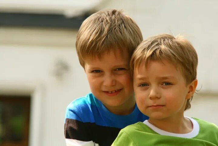 2 мальчика. Мальчик целует девочку. Включи 2 мальчика 2 девушка. 2 мальчика и 2 девочки. Люди гуляют подростки.