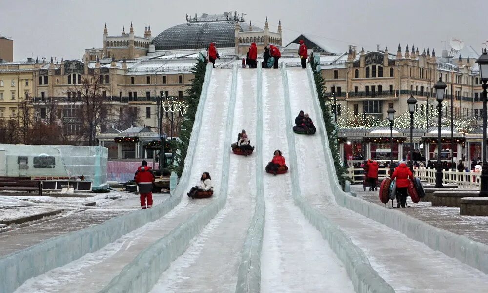 ледяная горка на площади революции москва. в москве открылась большая ледяная горка. горки на площади революции. манежная площадь горки. коломенское горки ледяные.