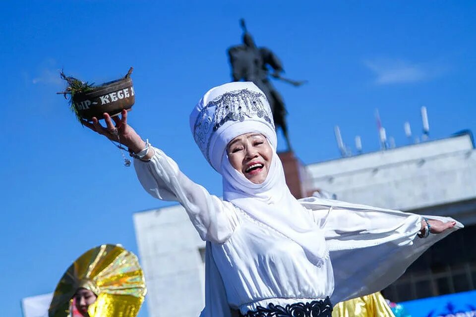 С праздником нооруз картинки. Традиции Нооруз Киргизия. Бишкек Нооруз празднование. С праздником Нооруз на кыргызском. Нооруз алас.