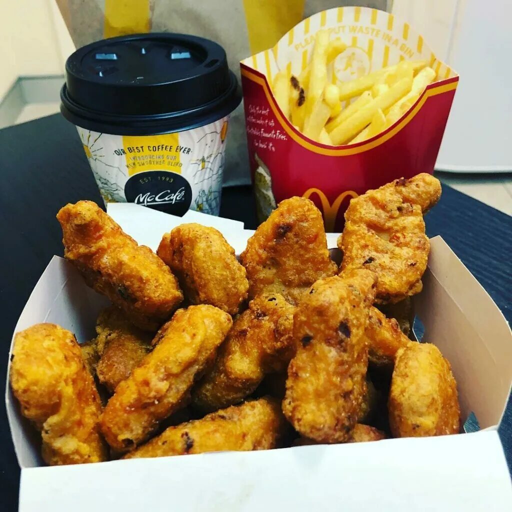 MCDONALD'S Chicken MCNUGGETS. Чикен Макнаггетс макдональдс. Чикен Макнаггетс 18 штук. Чикен Макнаггетс 20 шт.