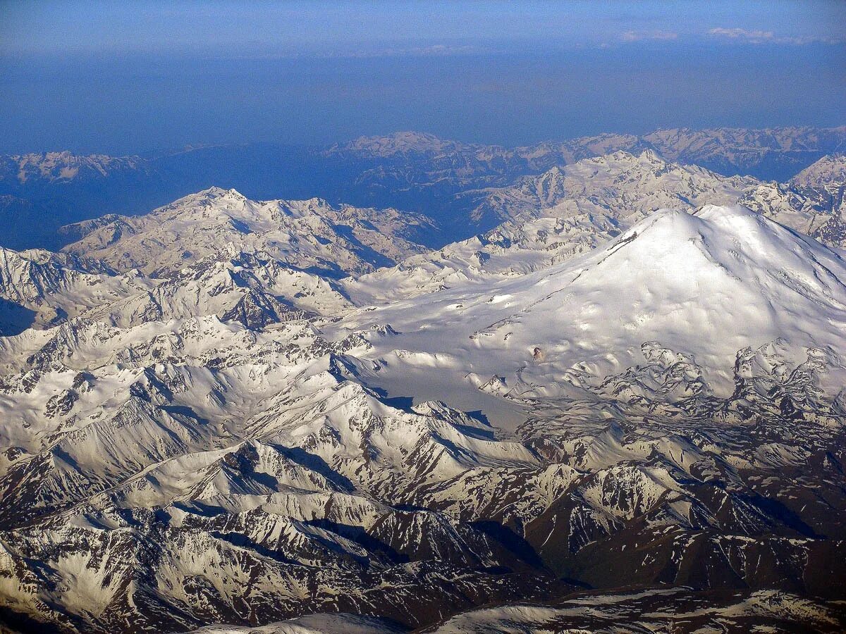 Эльбрус гора вулканы по высоте. Кавказский хребет и Эльбрус. Кавказский хребет Эльбрус с самолета. Гора Эльбрус с высоты птичьего полета. Горы Эльбрус Иран.