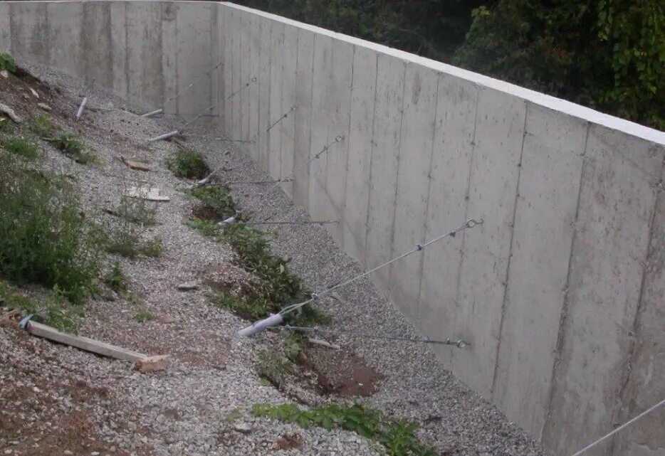Опорная стена из бетона. Потпорная стойка МОНАЛИТ. Подпорная стена. Железобетонная монолитная подпорная стенка 2 метра. Подпорная стена из жб плит.