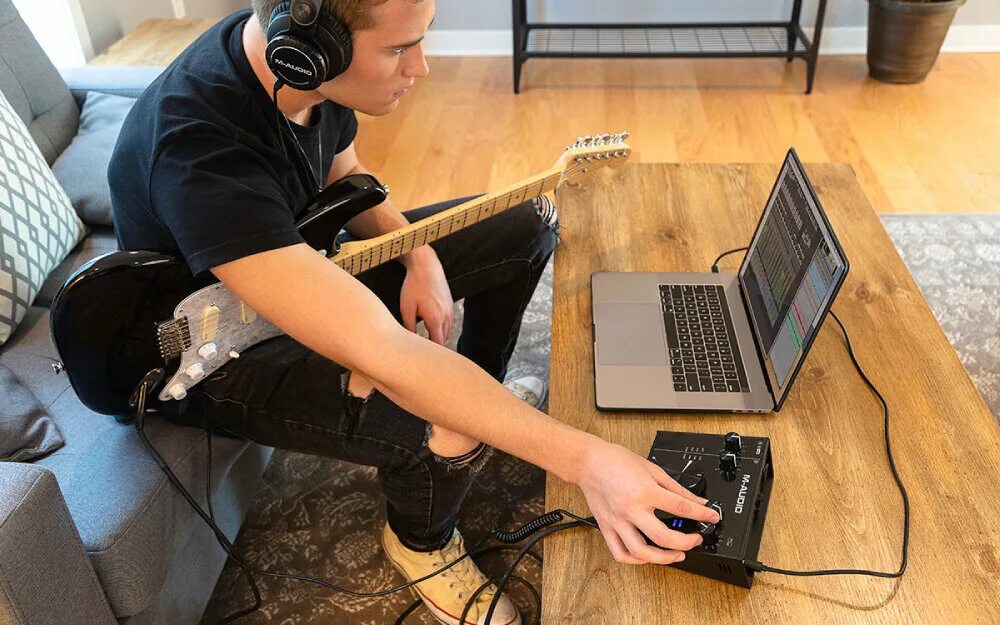 Музыкальная студия микрофон. Акустический микрофон. Девушка в наушниках. Слушать 24 bit музыка студийного качества. Слушать 24 bit музыка студийного качества.