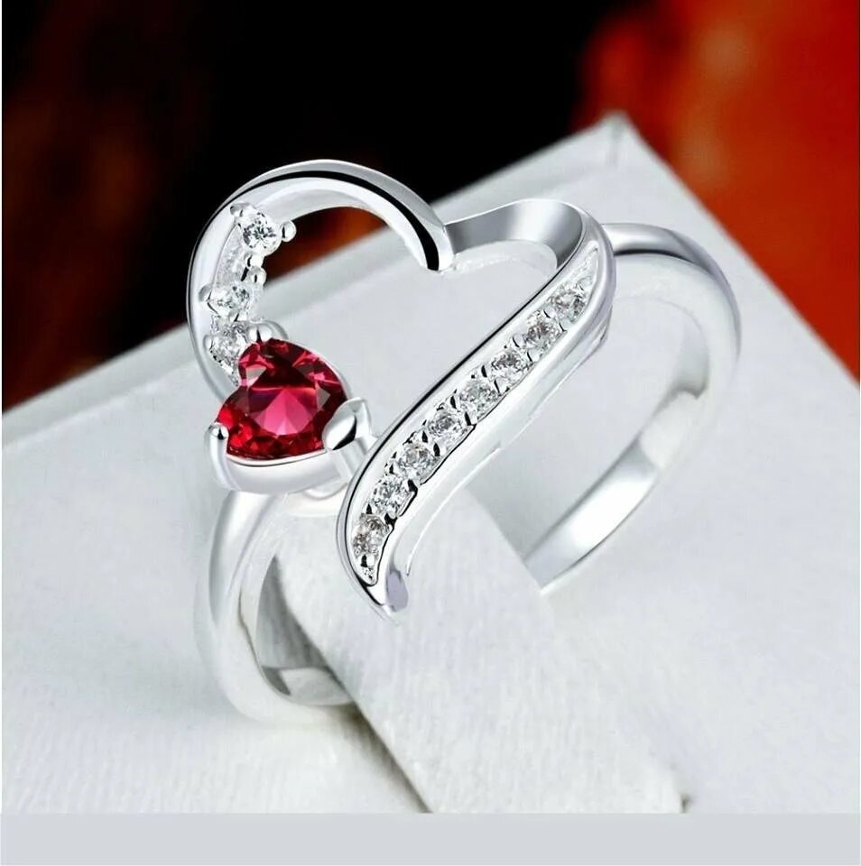 Обручальное кольцо подарок. Кольцо для предложения руки и сердца девушке. Колкольцо для предложения. Кольцо в коробочке для предложения. Колкольцо для предложения.