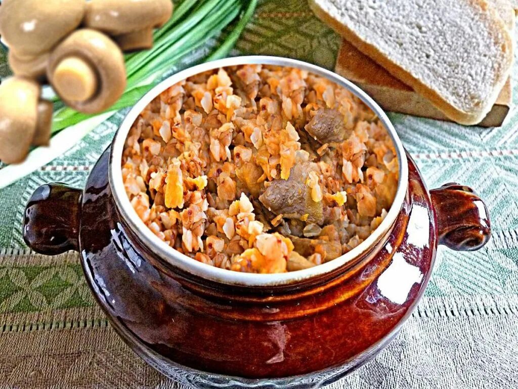 гречка в горшочке в духовке с мясом. гречка с говядиной в горшочках в духовке.