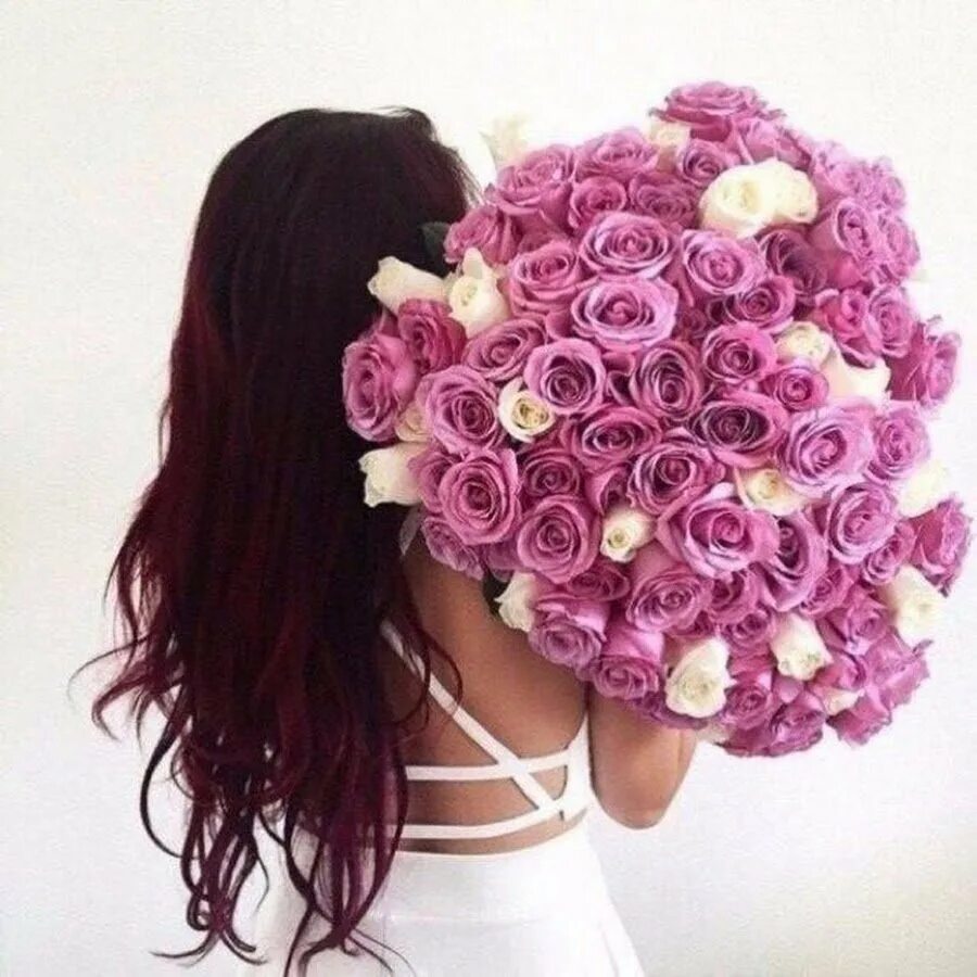 Букет "девушке". Девушка с букетом роз. Букет цветов для девушки. Ролевые цветы