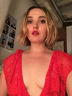Chloe Fineman leaked tits. 