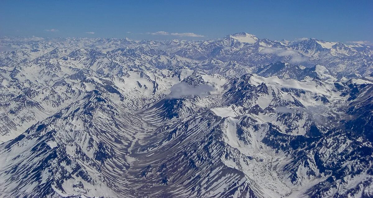 В горах кордильеры случаются землетрясения. Кордильеры Чили. Сантьяго горы. Кордильеры вид сверху. Анды.