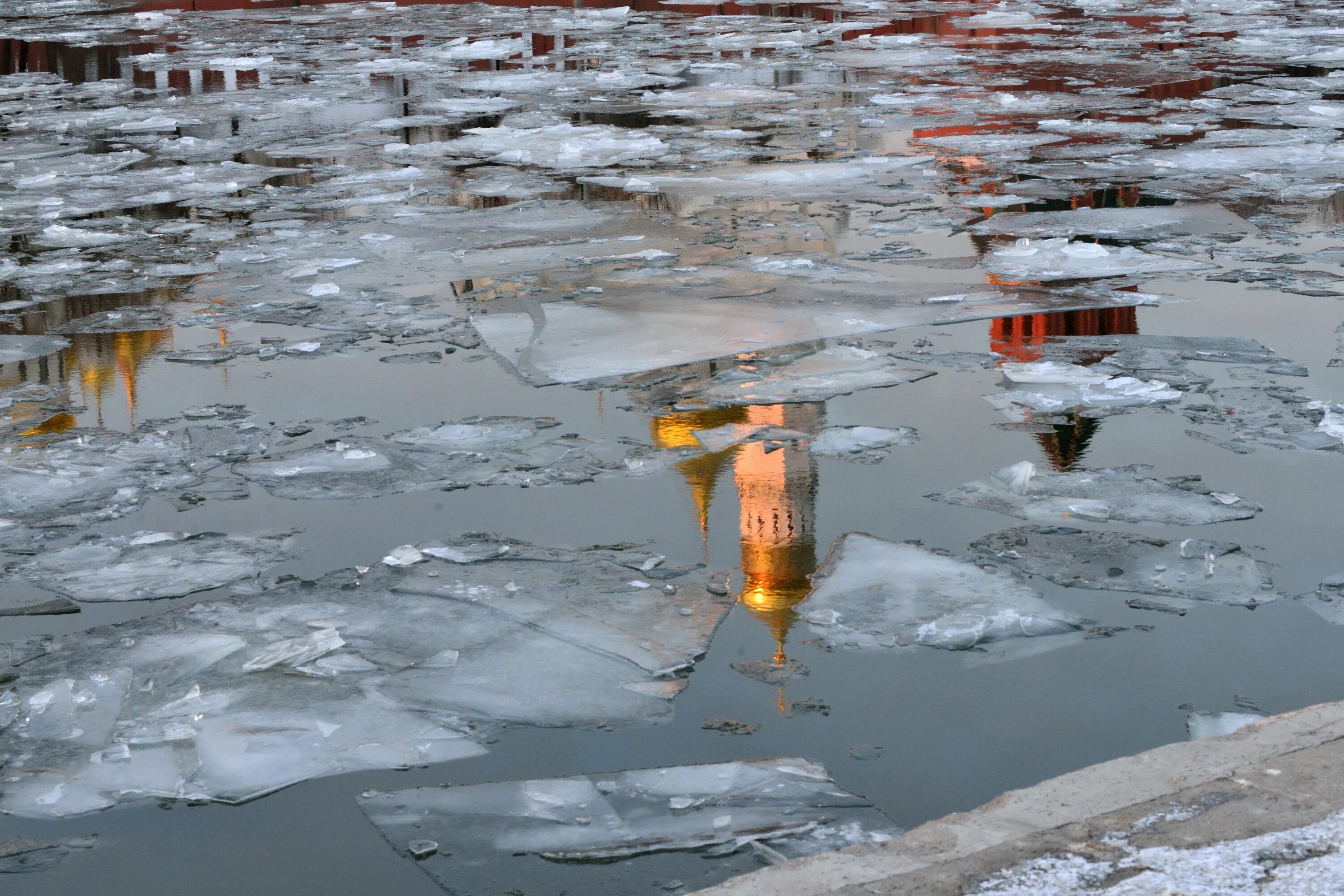 Везде лужи воды