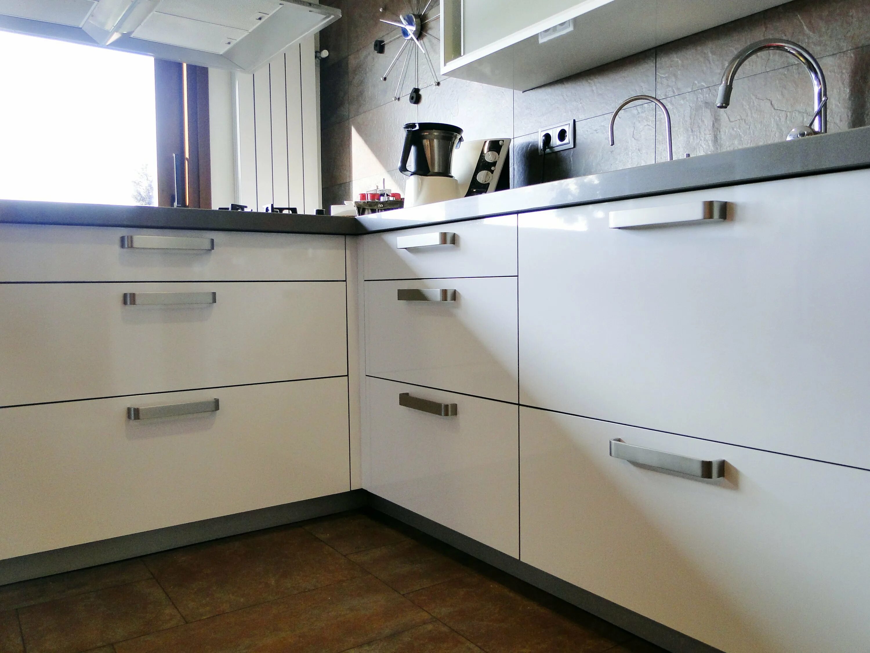 Кухни с торцевыми ручками фото в интерьере Pin on Kitchens with Viefe ®
