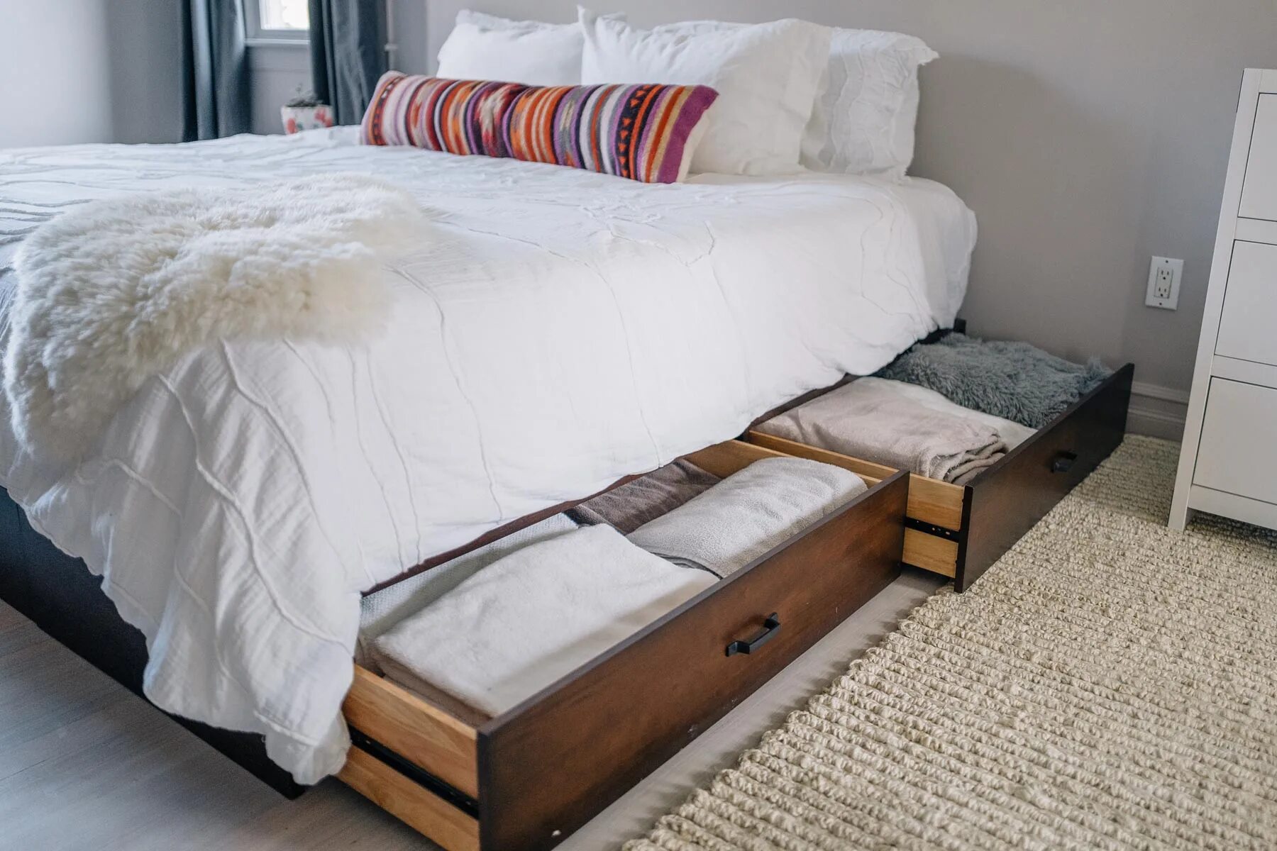 Антресольный второй ярус кровать чердак. Ящик икеа под кровать икеа. Кровать ikea деревянная подиум. Под кровать 3. 2 ярус в комнате.