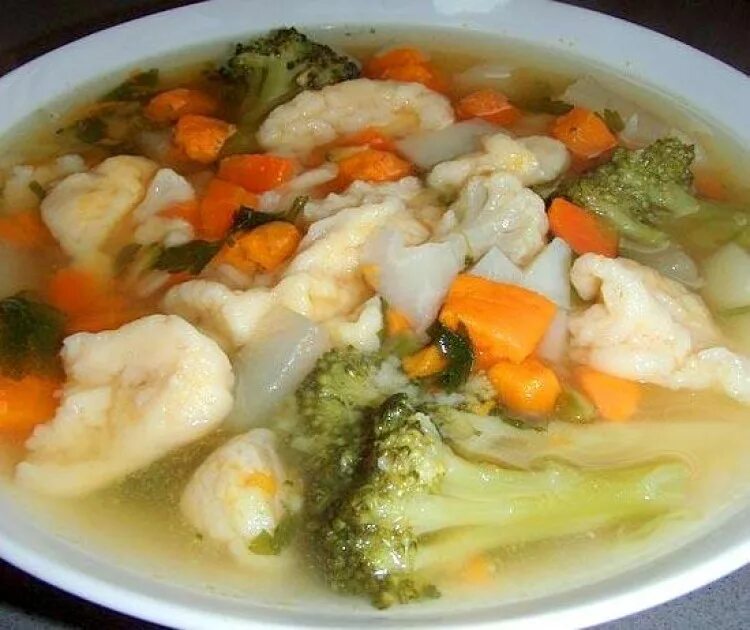 Овощной суп с капусты рецепт. Овощной супчик с брокколи. Суп с клецками. Суп овощной с клецками. Суп с клёцками на курином.