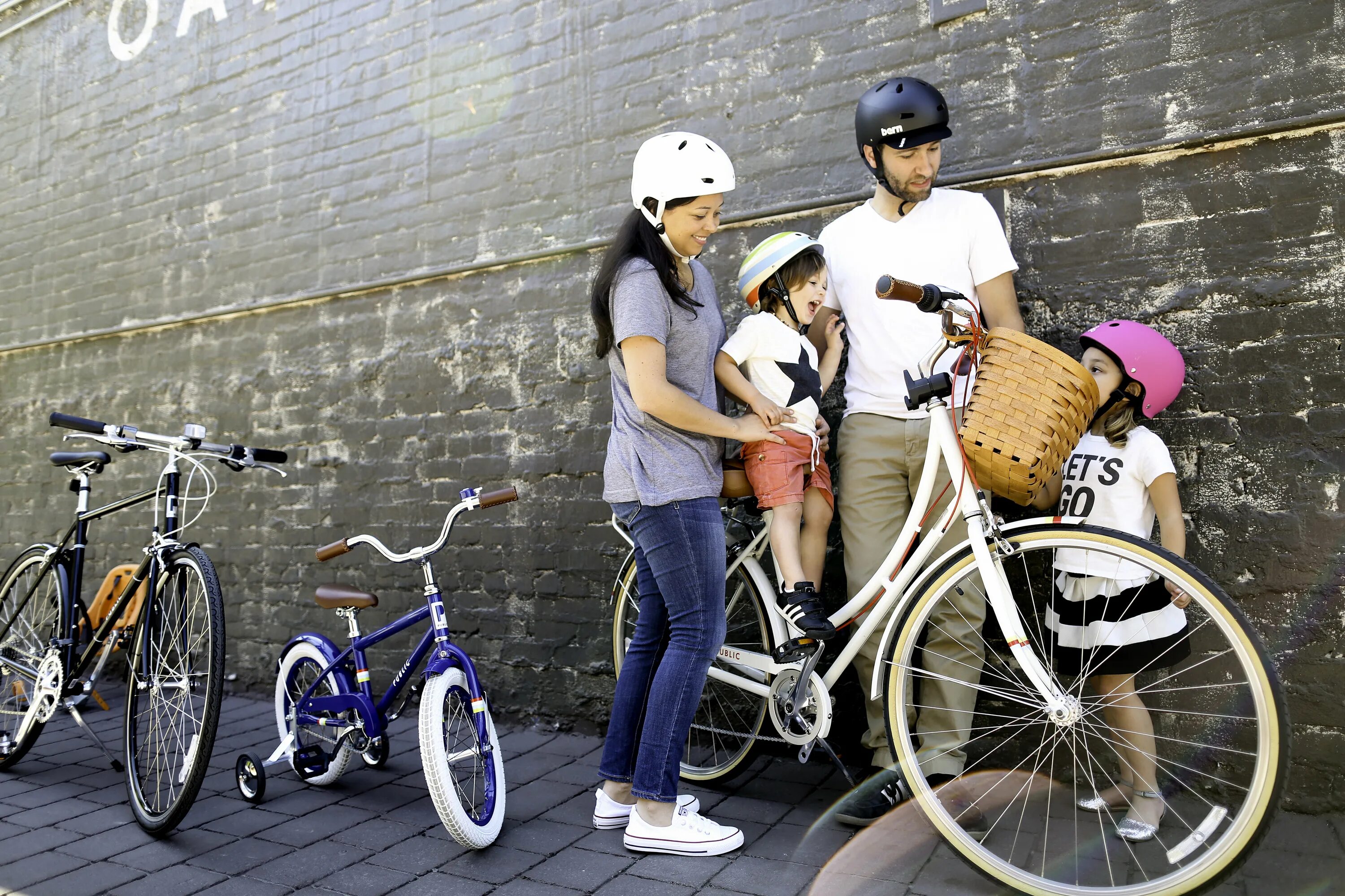 Take a bike ride. Много велосипедов. Семья на велосипедах. Велосипеды для всей семьи. Реклама велосипедов.