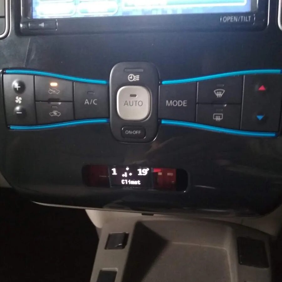 Nissan leaf управление климатом. Ниссан лиф 2012. Кнопка ниссан лиф. Панель кнопок ниссан лиф. Руль ниссан лиф.