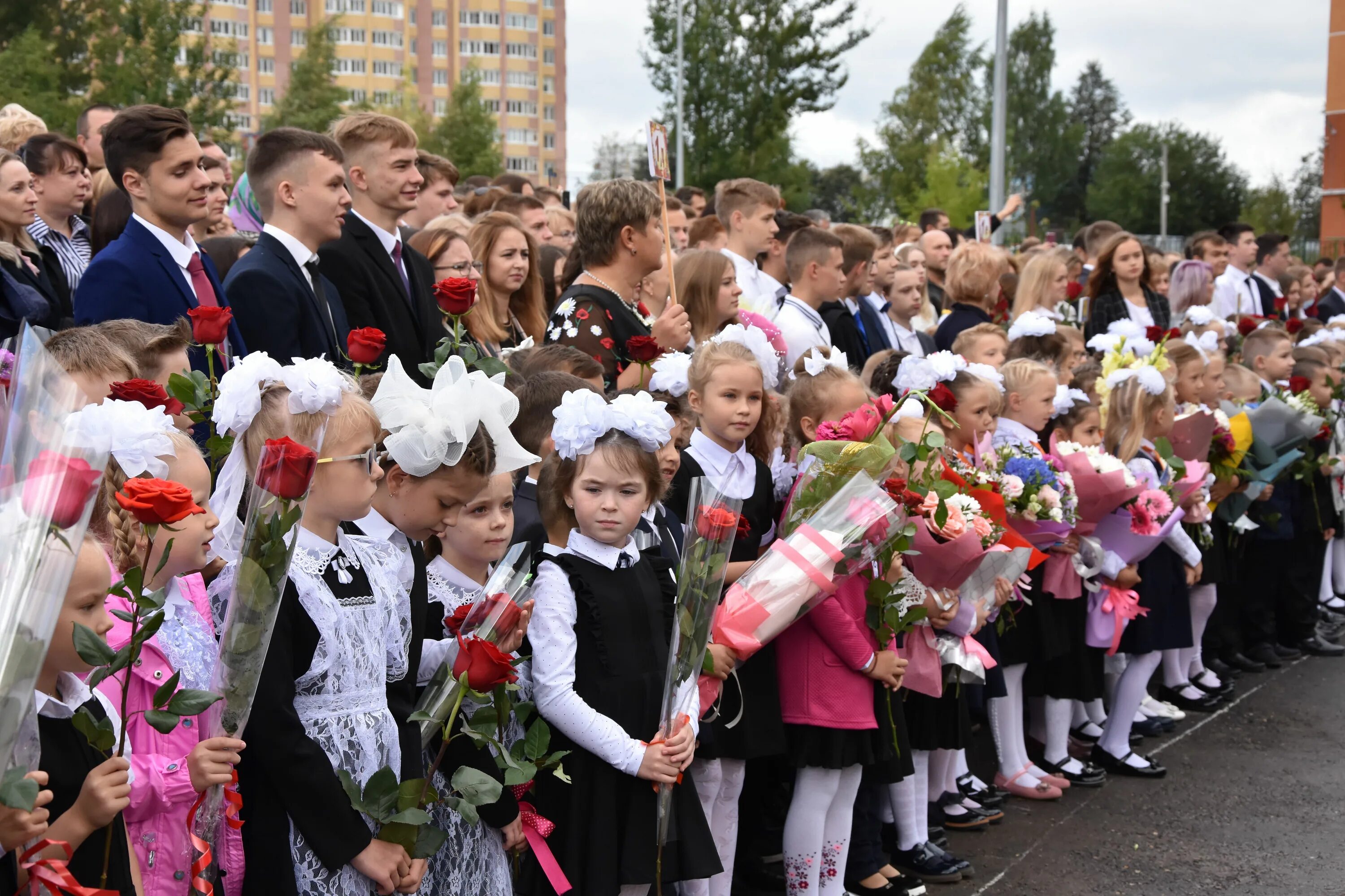 Сколько лет школьному. 1 Сентября в 33 гимназии г.Костромы. Деденевская школа линейка 1 сентября 2008 года. День знаний 1 сентября торжественная линейка. Школьники 1 сентября.