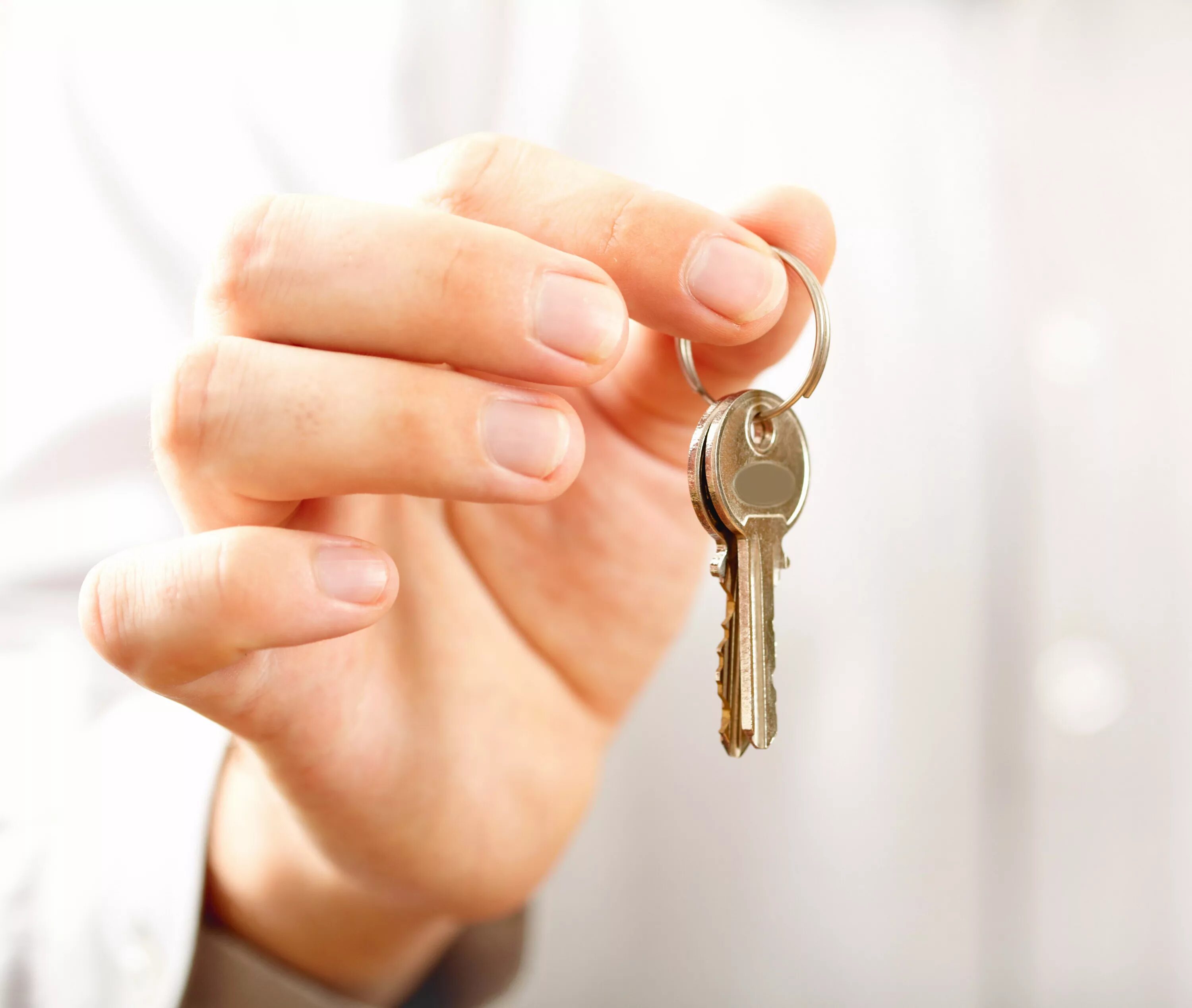 Мужчина дает ключи. Ключ в руке. Ключи от квартиры. Ключ рука квартира. Ключи от квартиры в руке.