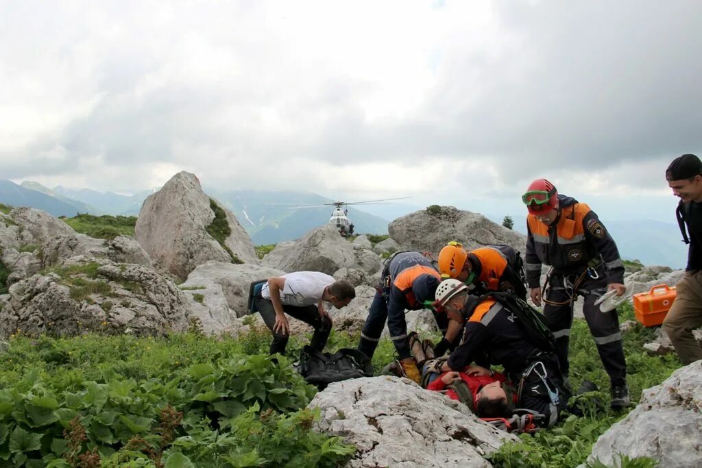Оказание первой помощи спасателями. Туристы спасатели. Спасатель альпинист мчс. Спасатель альпинист. Туристы спасатели.