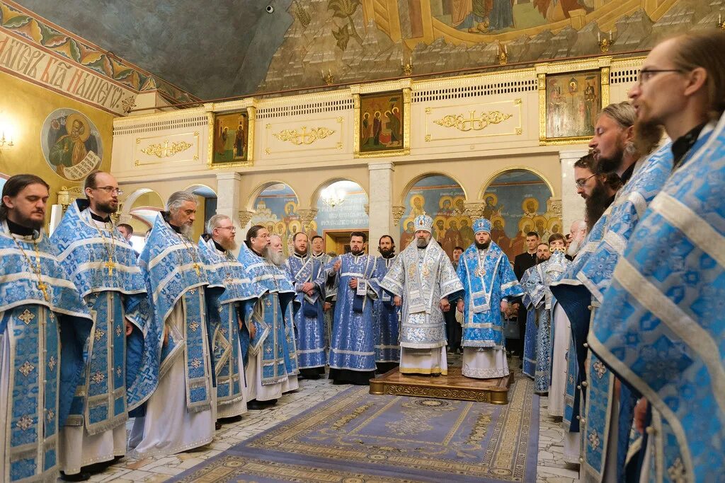 академический храм служба