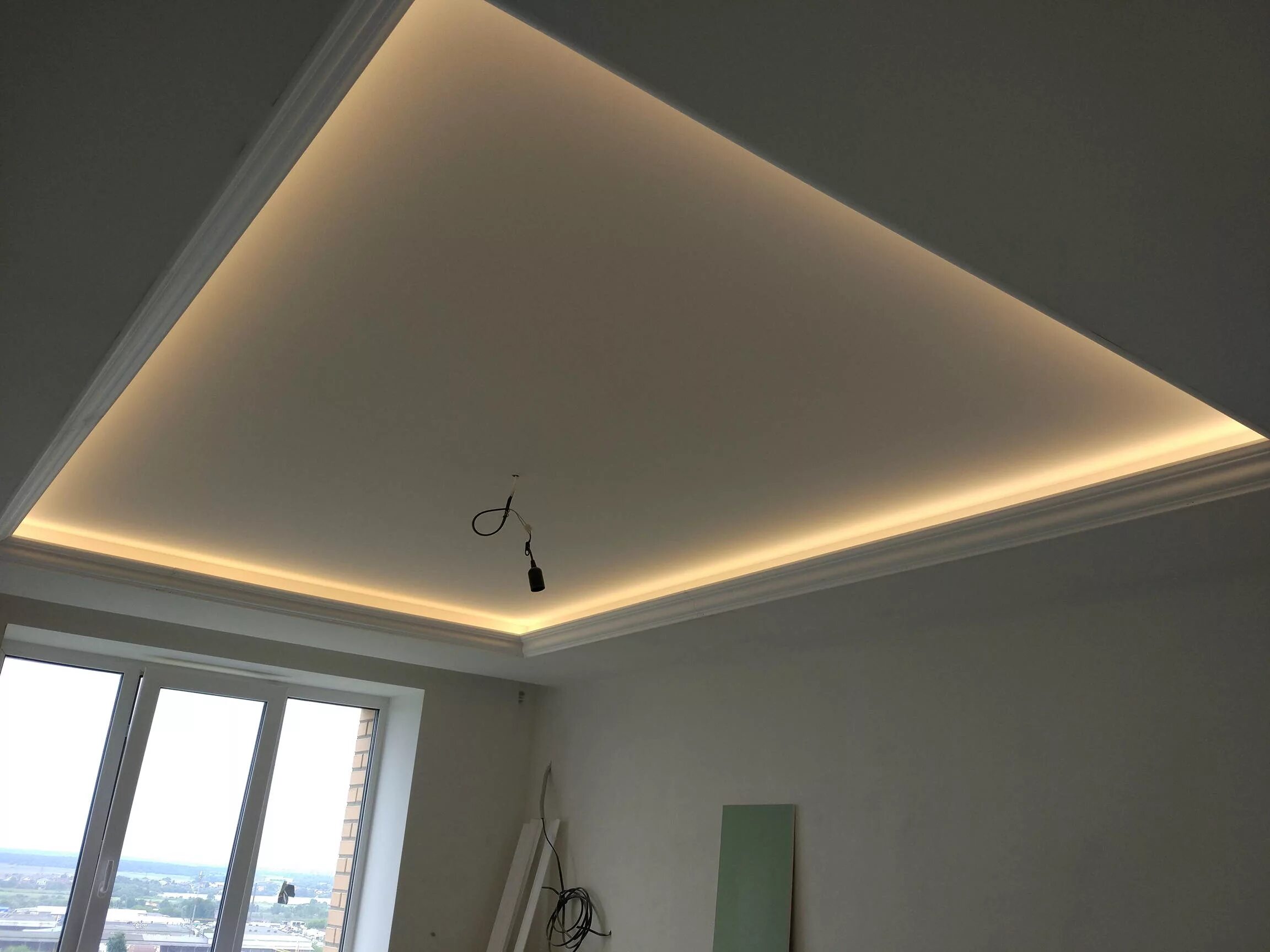 скрытая подсветка потолка. потолок с подсветкой по периметру из гипсокартона. потолок с подсветкой. натяжной потолок с подсветкой. потолок с подсветкой по периметру.