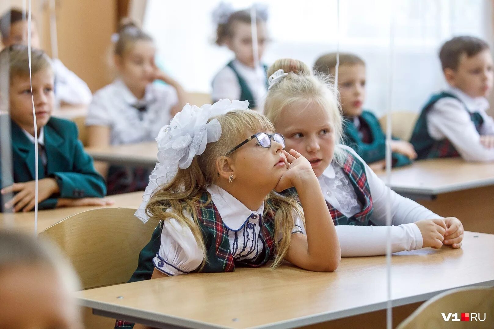 Видео клас. Первоклассники реальные. первый класс 2022. первоклассник думает о школе. первоклассник у доски.