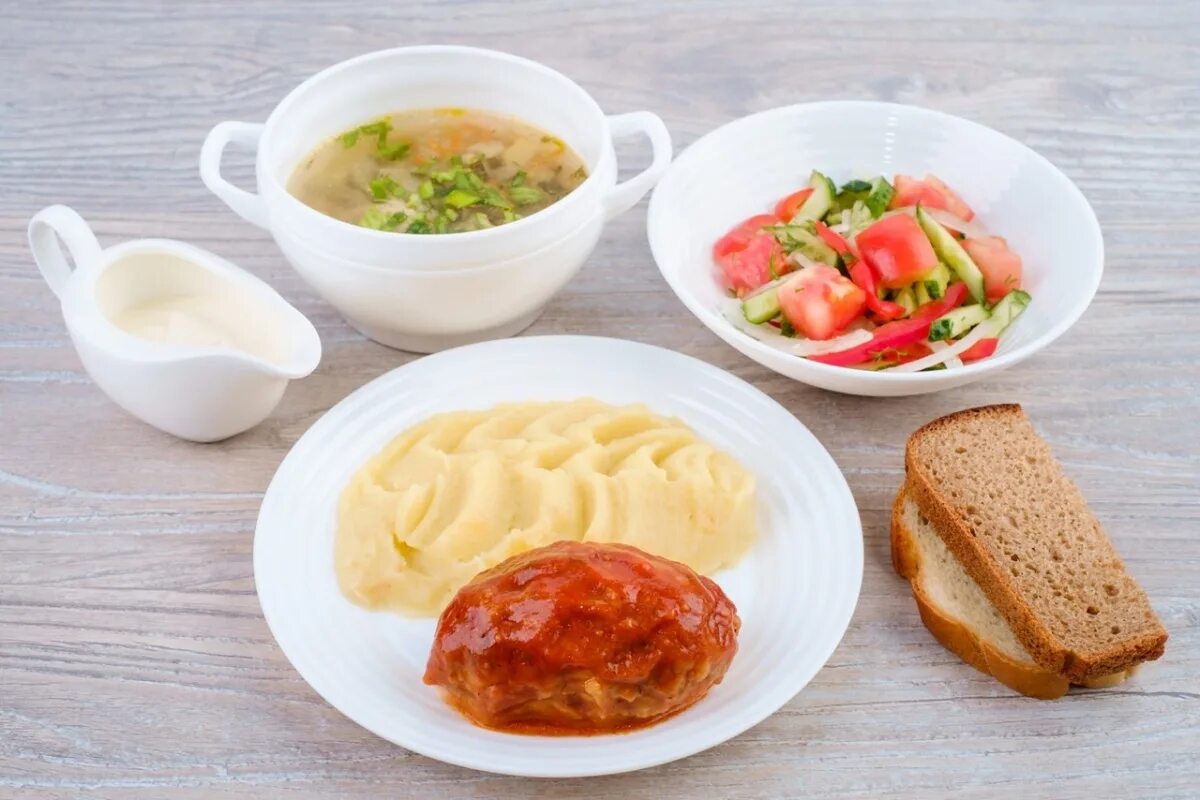 блюда в столовой. ассортимент блюд. вкусная еда в школьной столовой. полноценный обед. предприятия общественного питания.