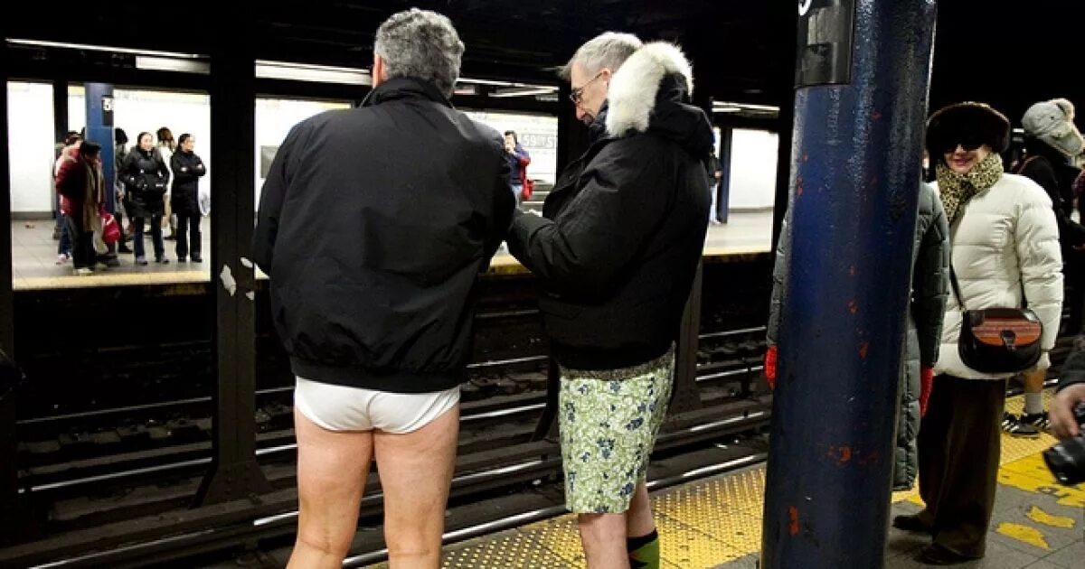 снятые штаны. парни снимают штаны видео. приспущенные штаны у парней. парень снимает с девушки джинсы. парни снимают штаны видео.