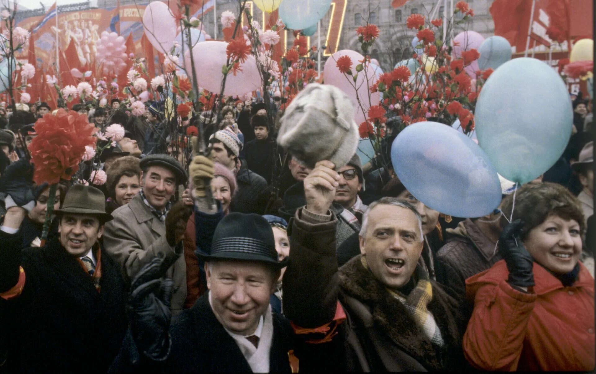 7 ноября какой события. Демонстрация 7 ноября в СССР. Парад Октябрьской революции 1991. Шествии Октябрьской революции. 7 Ноября в Советском Союзе.