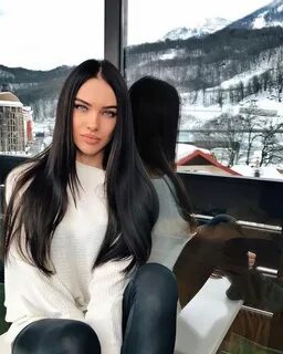 Блоггер с длинными волосами
