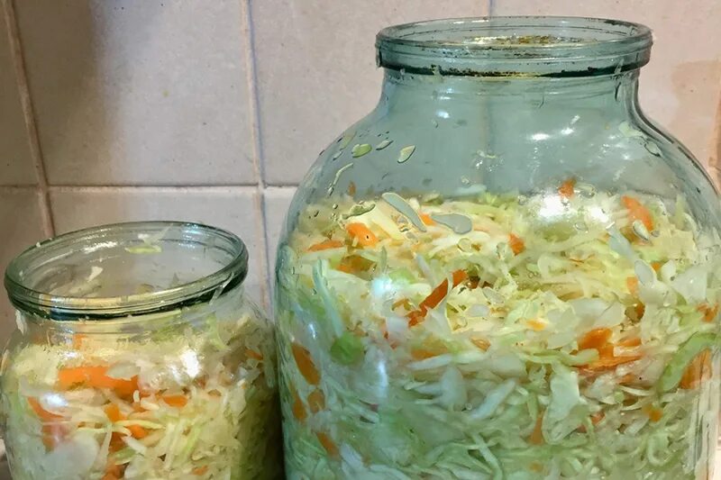 Капуста на зиму фото. Закваска капусты. Квашеная капуста с хреном на зиму. Капуста квашеная на зиму с чесноком. День квашения капусты.