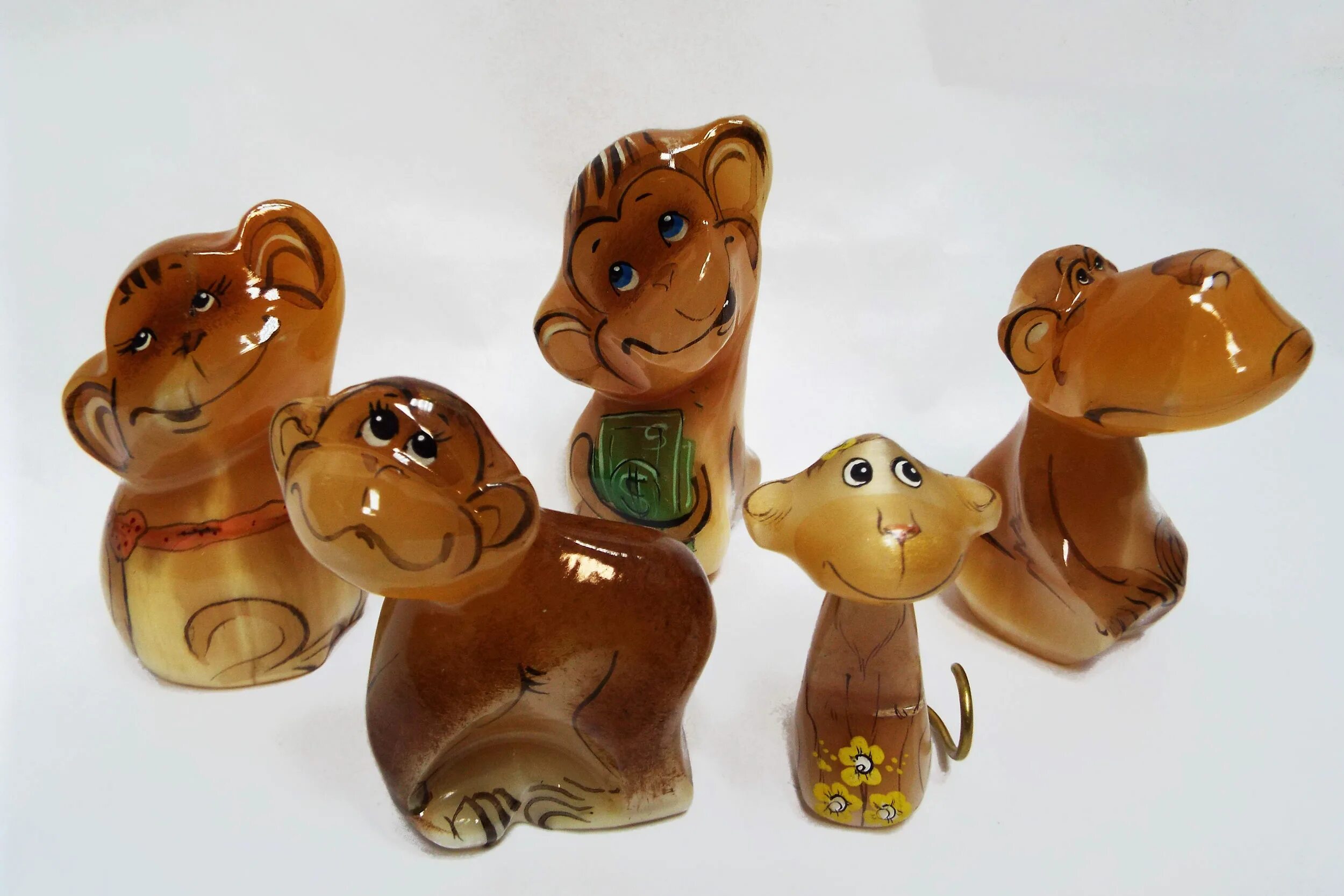 Поделки из селенита. Пермский камень селенит. Селенит медведь камневеды. Уральский селенит. Кунгурский минерал селенит.