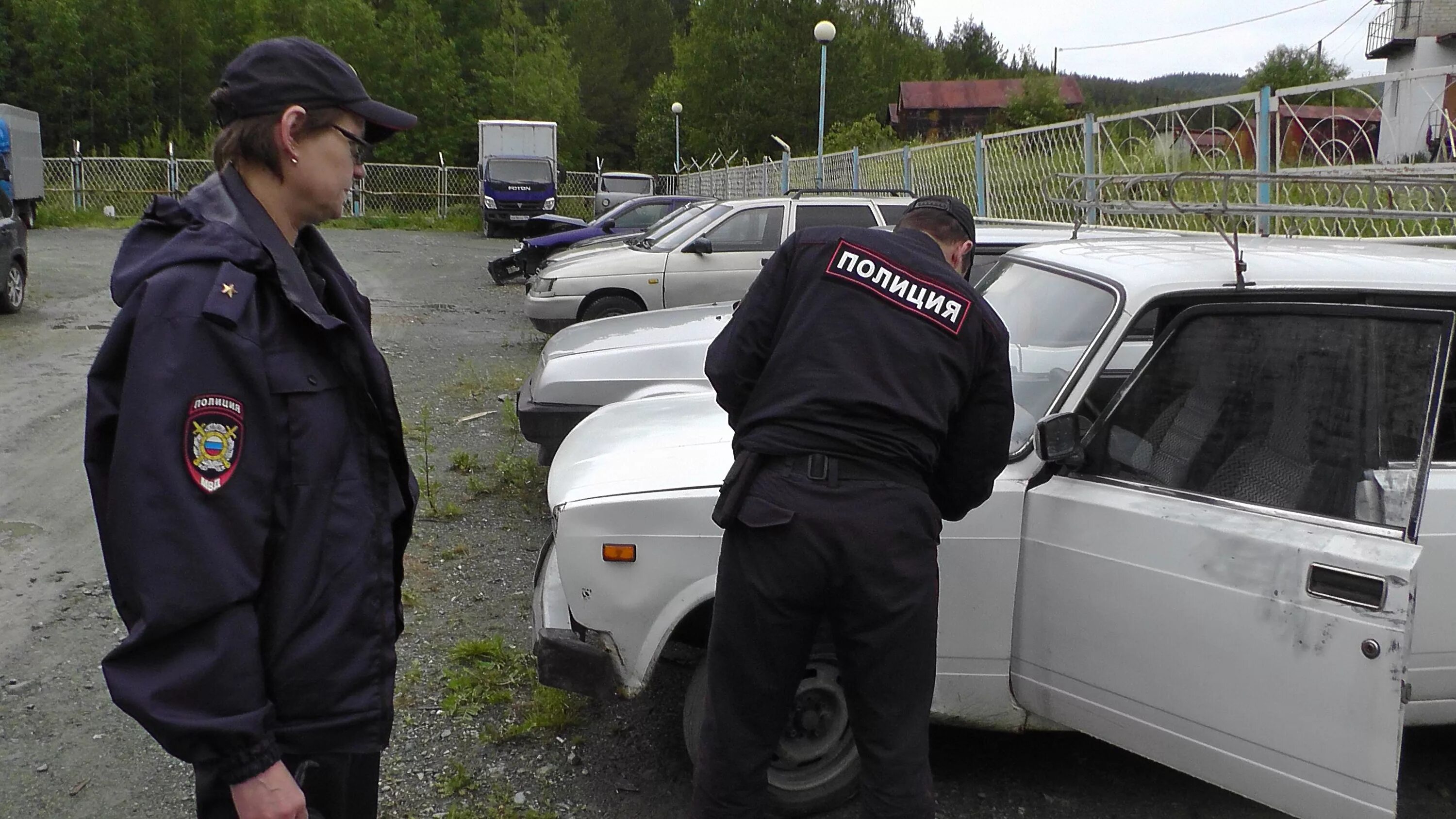 розыск транспортных средств гибдд. российский полицейский. полицейские разыскивают авато. уголовный розыск задержание. бмв м5 ф90 полиция москва.
