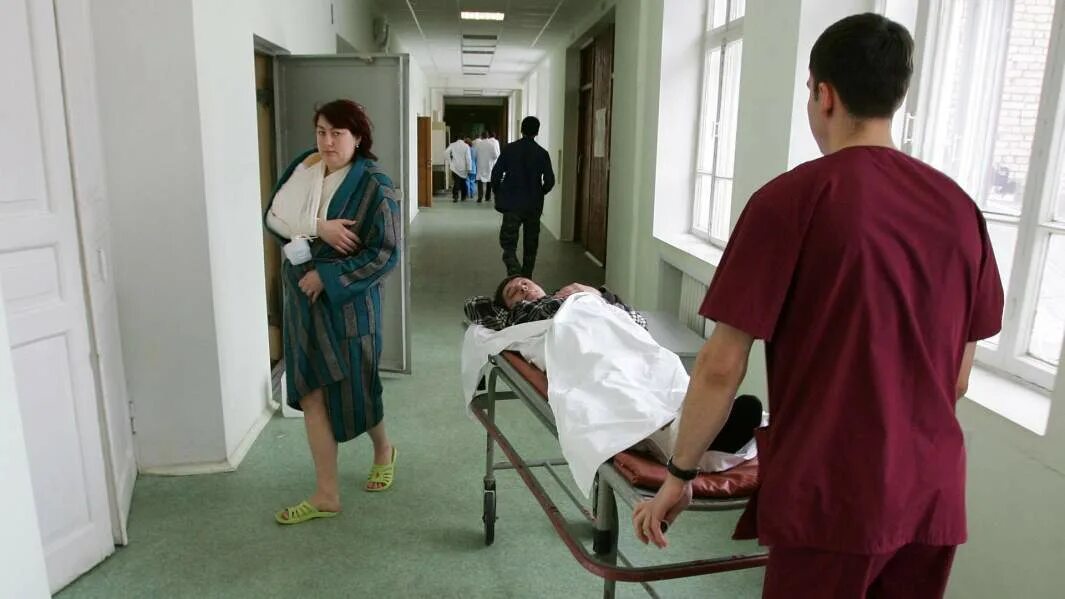 В психиатрическом отделении приходит утро. Пациенты психиатрической больницы. Пациент на каталке в больнице.
