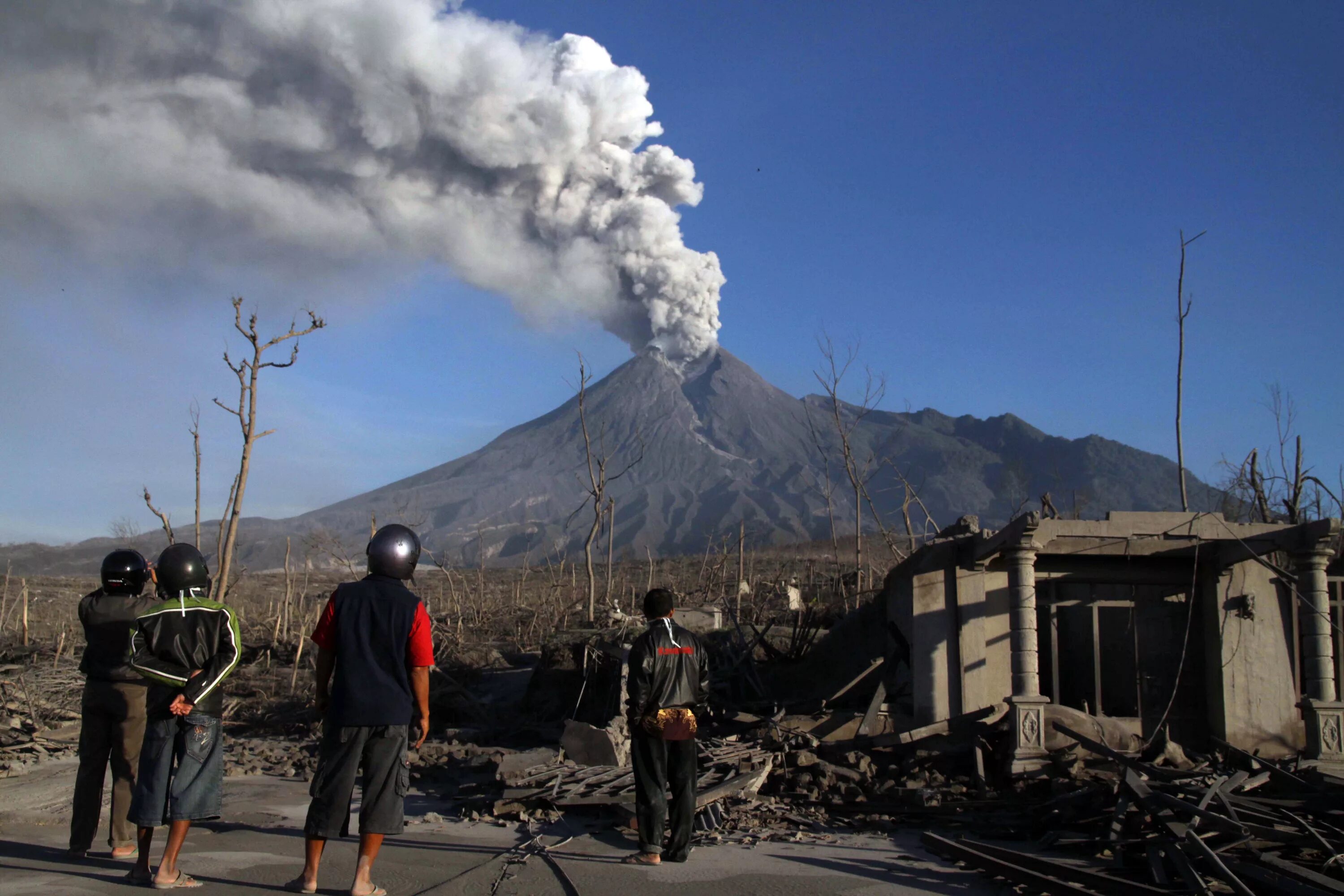 Вулкан Мерапи Индонезия. Вулкан Мерапи извержение. Мерапи извержение 2010. Вулкан Мерапи 2010 год. Извержение вулкана уничтожило город