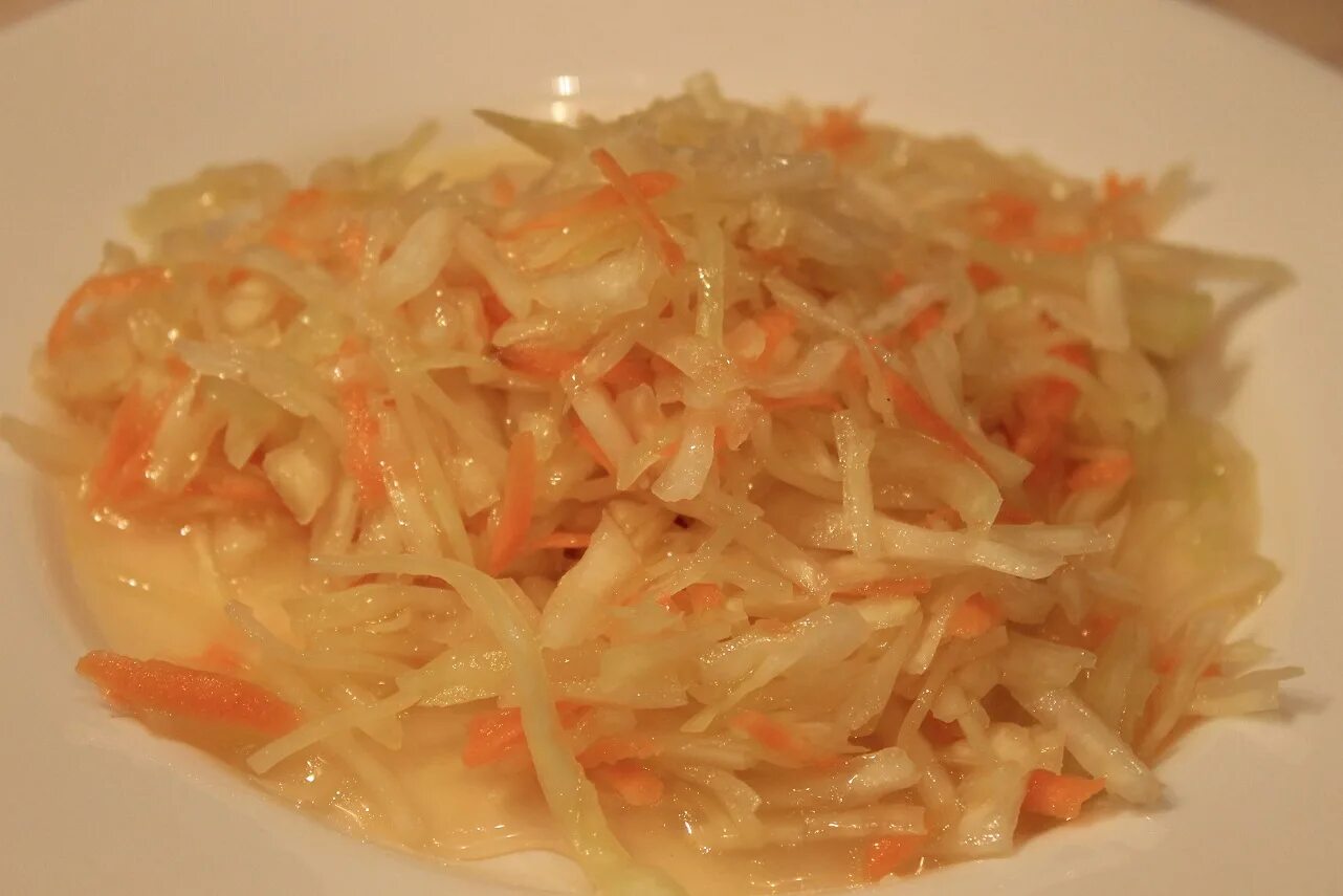 Капуста как в столовой рецепт с уксусом. Салат из капусты и морковки. капустный салат с морковью. салат из белокочанной капусты с уксусом. салат с капустой и морковью с уксусом.