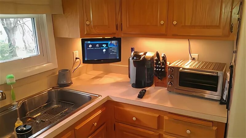 телевизор над кухонным столом. телевизор в интерьере кухни. встроенный телевизор в кухонный гарнитур. кухня в центре комнаты. телевизор какой на кухню 32.