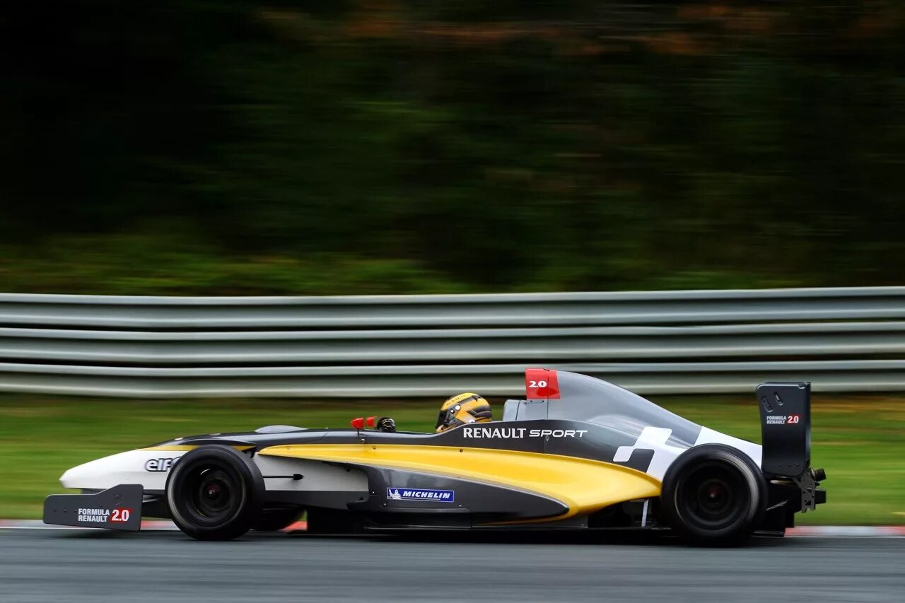 Renault 2.0 отзыв. Formula Renault 2.0. Formula Renault 3.5. Формула-Рено 2000. Болид формулы 2.