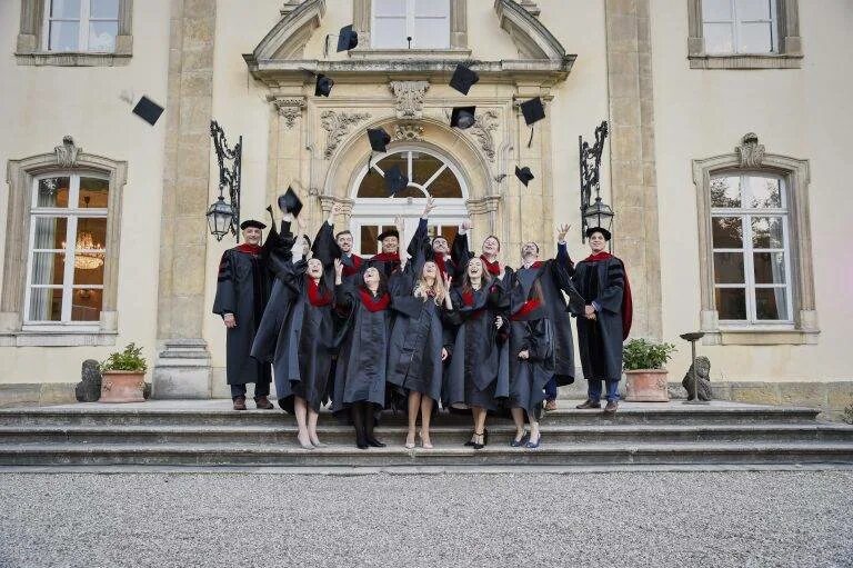 На каком говорят в люксембурге. Университет Люксембурга Universite du Luxembourg. Школа языки в Люксембурге. Герцогство Люксембург население. Люксембург уровень жизни.