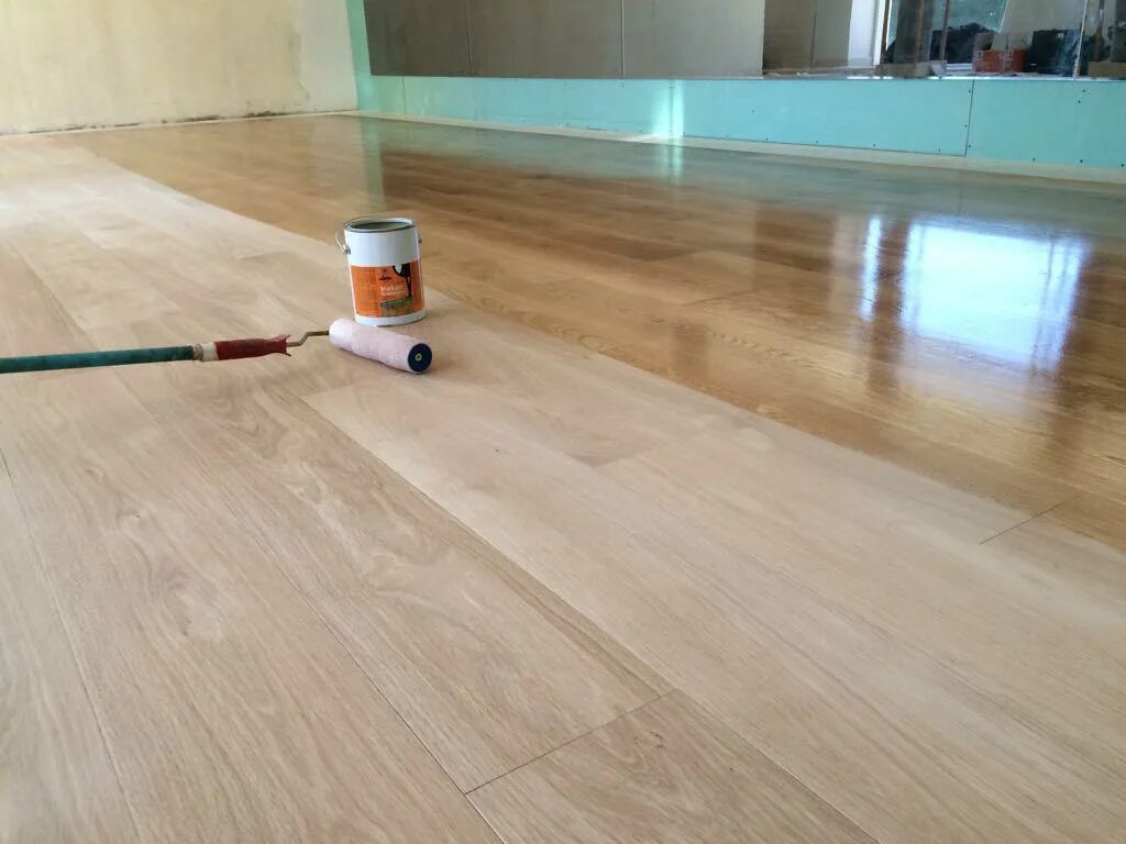 Деревянный лакированный пол. Половая доска в интерьере. Крашеный деревянный пол. Дсп с покрытием для пола. Пол из лиственницы.